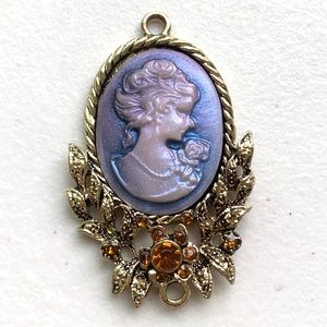 NWOT Portrait of a Lady Pendant